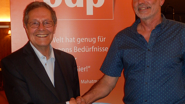 Der Referent und EU-Abgeordnete der ÖDP, Prof. Dr. Dr. habil Klaus Buchner aus München ( links) und rechts daneben der hiesige EU-Kandidat Ludwig Maier. Der Referent und EU-Abgeordnete der ÖDP, Prof. Dr. Dr. habil Klaus Buchner aus München ( links) und rechts daneben der hiesige EU-Kandidat Ludwig Maier.