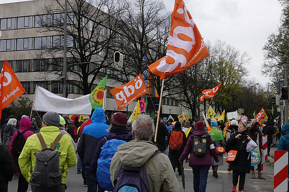 Viele orangene ÖDP-Fahnen waren vertreten.