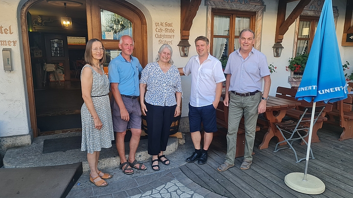 Auf dem Bild von links: Die Bezirkstagsdirektkandidaten Anna Maria Kirsch und Johann Hechenthaler, Landtagsdirektkandidatin Christine Mehlo-Plath, Tobias Ruff, Kreisrat und Landtagsdirektkandidat Josef Fortner