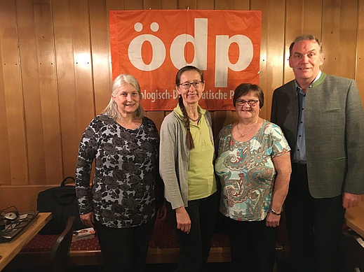 Auf dem Foto von links nach rechts: Christine Mehlo-Plath, Anna Maria Kirsch, Christine Zeuß, Josef Fortner