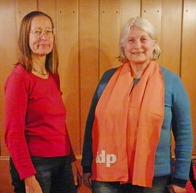 Anna Maria Kirsch, links, Christine Mehlo-Plath, rechts, im Gasthaus Waldschlößl
