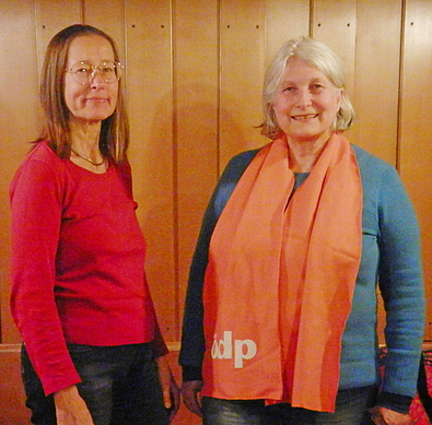 Anna Maria Kirsch, links, Christine Mehlo-Plath, rechts, im Gasthaus Waldschlößl