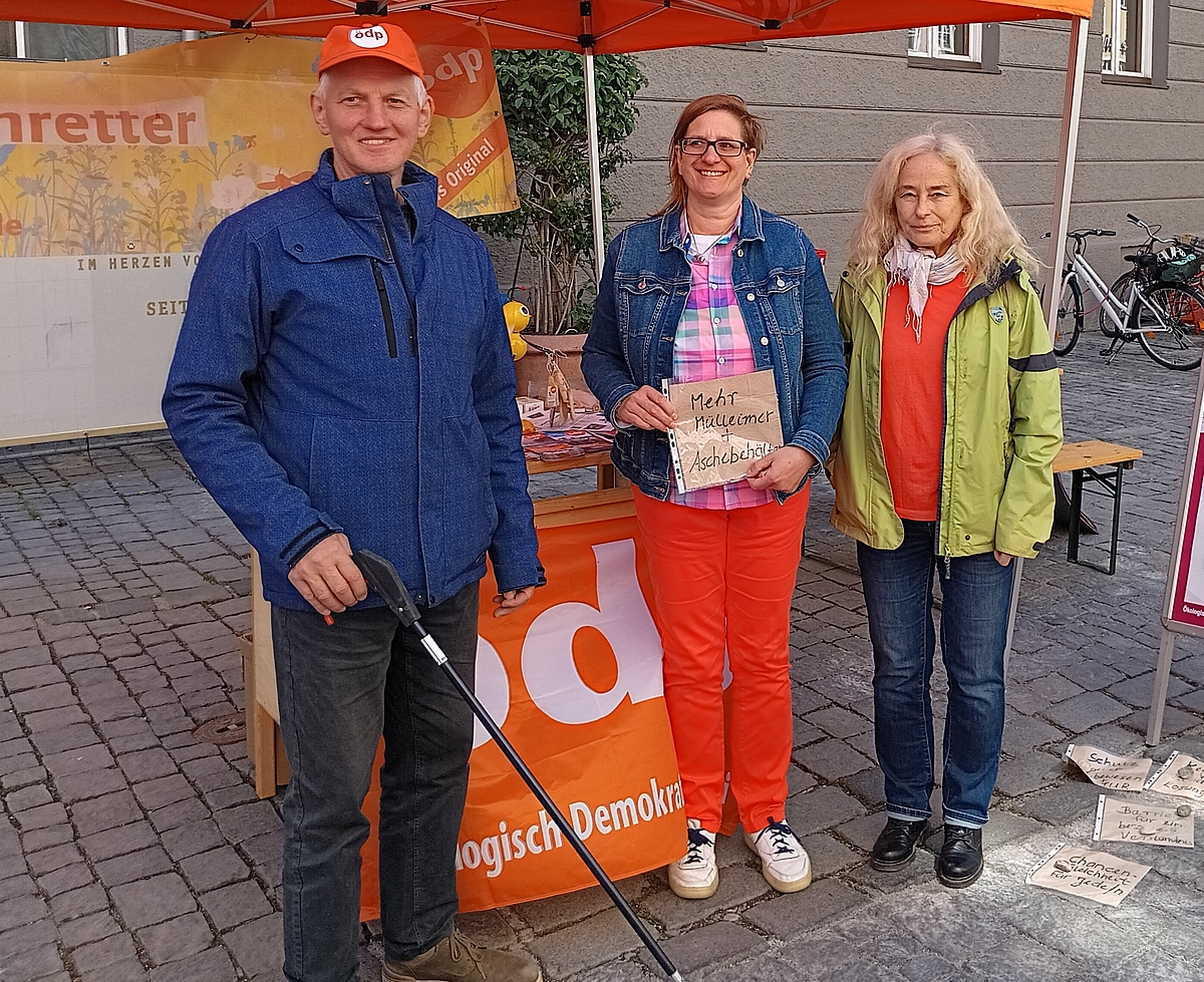 ÖDP-Stadtrat Johann Hechenthaler beim Kippensammeln