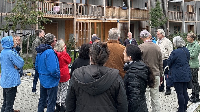 Besuchergruppe vor den Genossenschaftswohnungen