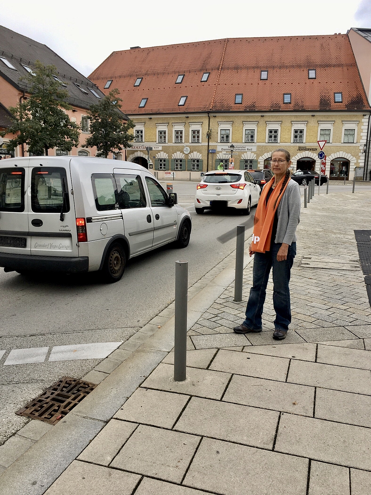 ÖDP-Stadträtin Kirsch an einer Stelle, an der Fußgänger die Straßenseite oft wechseln